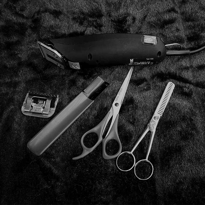 Barbeiro profissional trabalhando na barbearia HairCut